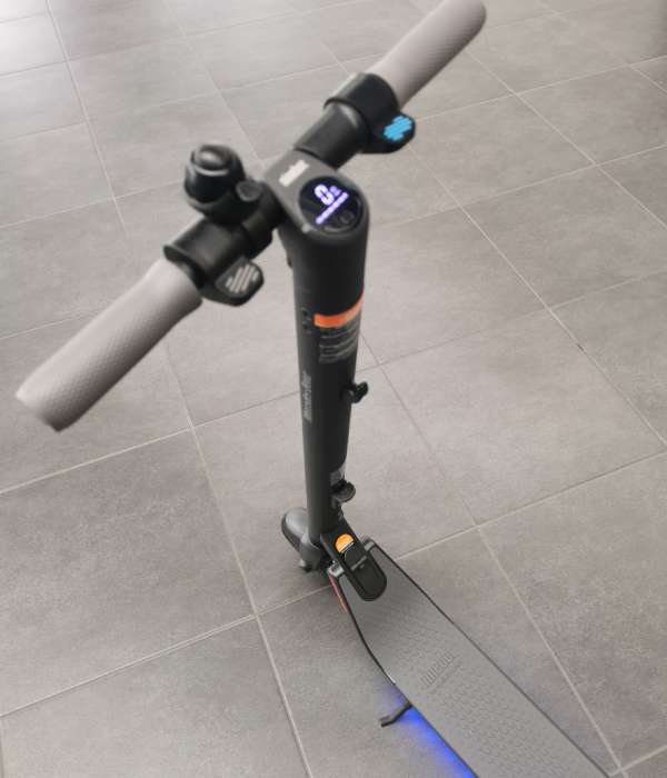 dettaglio monopattino es2 mercedes benz segway