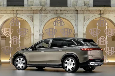 Mercedes Maybach EQS 680 SUV retro